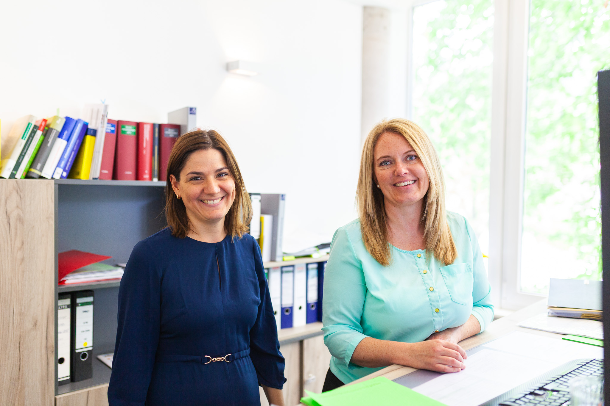 Lachende Mitarbeiter in der Steuerberatungskanzlei Dr. May